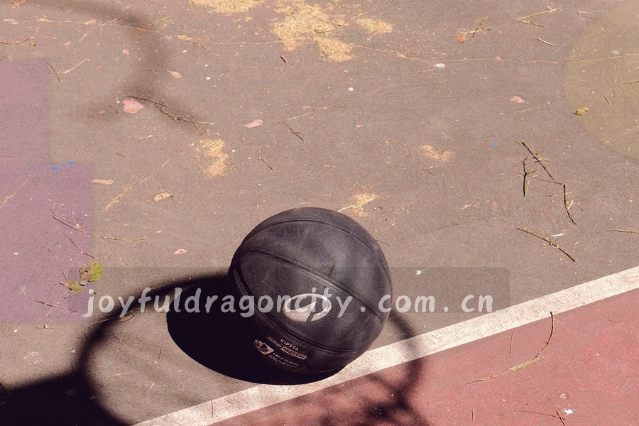 编辑桌面上摆着打印稿、红笔和一杯茶，暖光从侧边照入